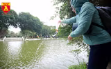 Xem người dân Hà Nội thả cá chép tiễn Táo quân